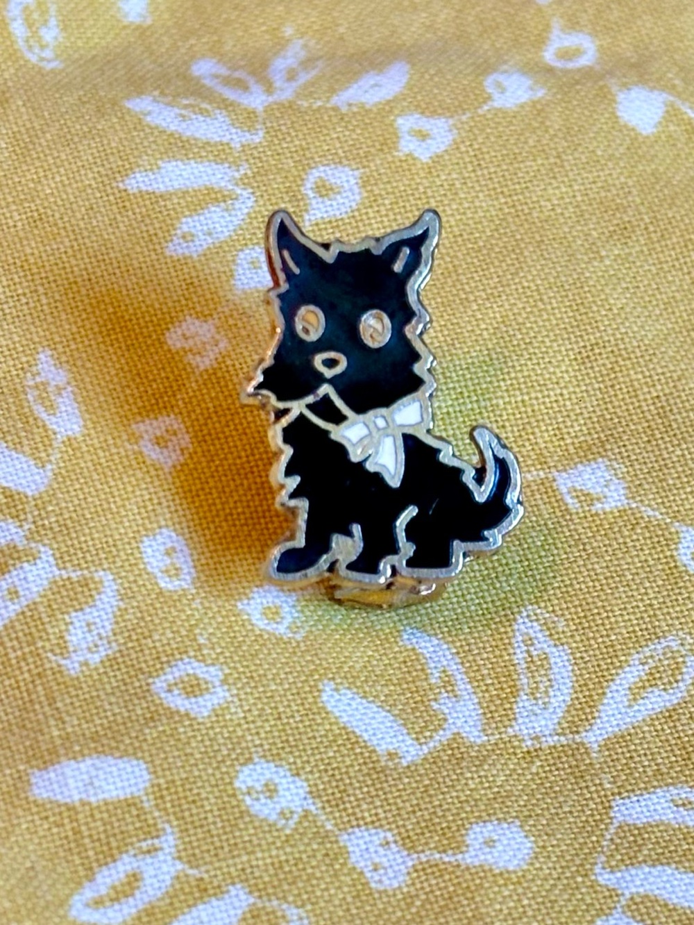 Vintage Black Scottie Dog Enamel Pin - Classic Pet Accessory